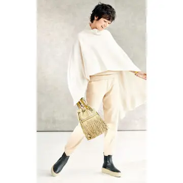 富岡佳子が纏う「J&M DAVIDSON」の靴＆バッグでカジュアルコーデに品格を