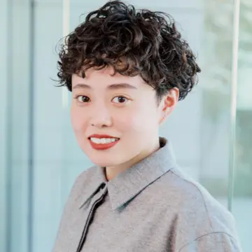 エッジの効いたショートスタイルで、髪悩みをすべて遊びに変換【40代・50代髪型】