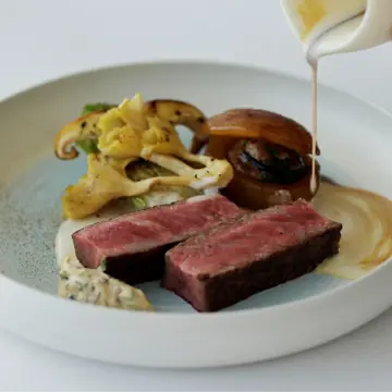 【会食の黒革手帖】ぬくもりとモダンさを感じるフレンチ『エステール by アラン・デュカス』でおもてなし