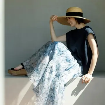 富岡佳子さんが着こなす、ボリュームスカートが主役の初夏のリゾートコーデ