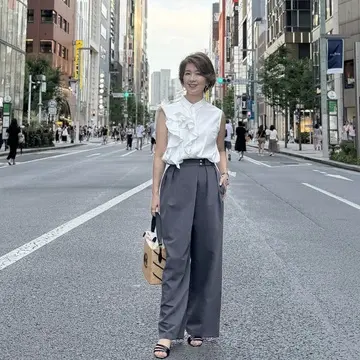 夏の街に映える白ブラウスとハンサムパンツ