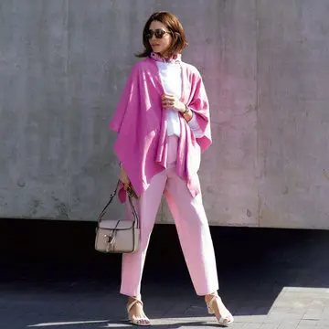 華やかピンクのポンチョでパンツスタイルをシャープに引き締めて【かっこよく着映える「きれい色」コーデ】