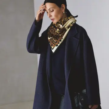 レオパード柄スカーフを投入して知的なネイビーコーデをモードに味つけ。最低気温1℃｜1/14(水)【50代の毎日コーデ】