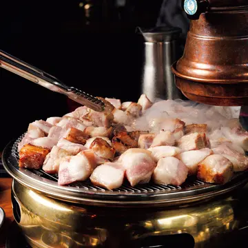 韓国ディナーのおすすめ！圧倒的人気の豚焼き肉専門店、レアな伝統酒を味わうレストラン【大人の最新韓国グルメ】