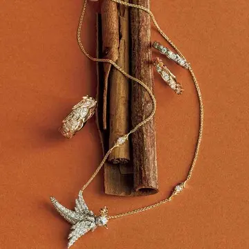 冬の手もとや首もとにエレガントな躍動感が生まれる。「ティファニー」の新コレクション【特別な日を照らす幸福感ジュエリー】