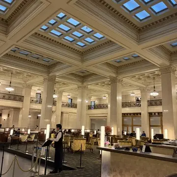 皇居の紅葉から重要文化財「明治安田生命館」内のカフェへ、華やかな丸の内を散策