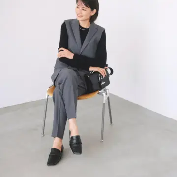 ジレ&amp;パンツのグレーセットアップは、インナーと小物を黒でまとめてよりスタイリッシュに。最低気温18℃｜10/13(月)【50代の毎日コーデ】