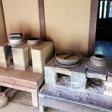 台所(左は関東風、右は関西風の釜)