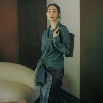 ドレープが美しく際立つ！フロントのアクセントがおしゃれなブラウススタイル