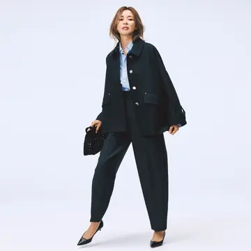 ショート丈のステンカラーコート×タックパンツのコンビでオフィスに似合う端正なネイビーコーデに。気温15℃｜12/3(水)【50代の毎日コーデ】