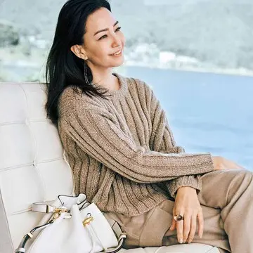 スパンコールのきらめきで冬の装いを華やかに！これからの季節に頼りになる装飾つきニット