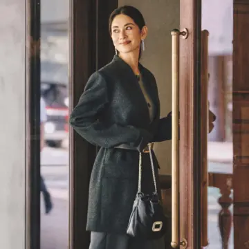 ジャケットコートの上からベルトを締め、ドレスライクな凛としたコーデに。気温11℃｜12/19(金)【50代の毎日コーデ】