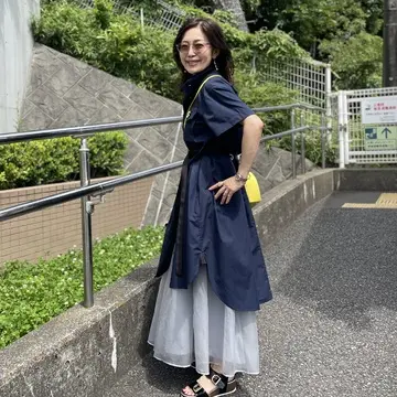 ネイビーワンピースをレイヤードして念願のコンサートへ