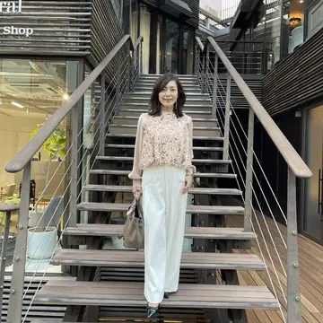 大人ピンクのキラキラジレとホワイトパンツでホリデーシーズンコーデ💗