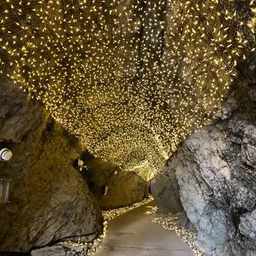岩屋洞窟内のライト装飾