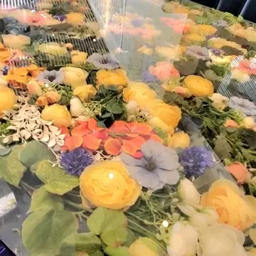 お花が敷き詰められたフラワーテーブルが姿を現しました。