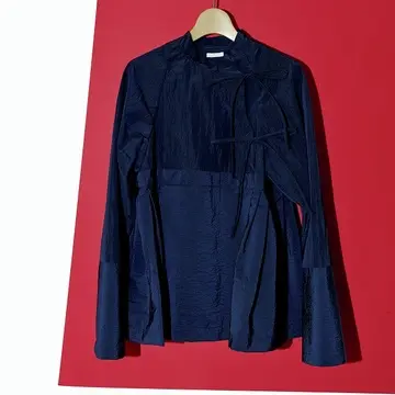 【ドレスアップ感を演出するトップス2選】ロエベのセーターとテルマのリボンシャツ