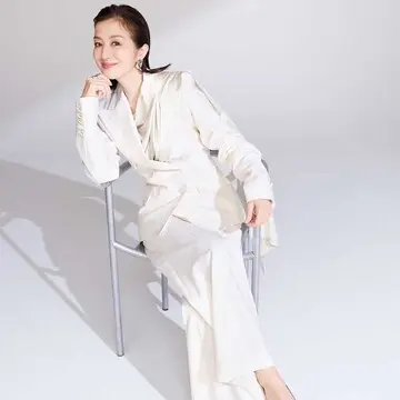 【鈴木京香が着こなす「冬の白のスタイル」】この冬選ぶなら凛とした白！「ニナ リッチ」のホワイトスーツ