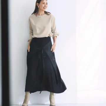 エレガントな黒のフレアスカートはベージュブラウスを合わせて軽やかに着こなす。最高気温20℃|10/29(水)【50代の毎日コーデ】