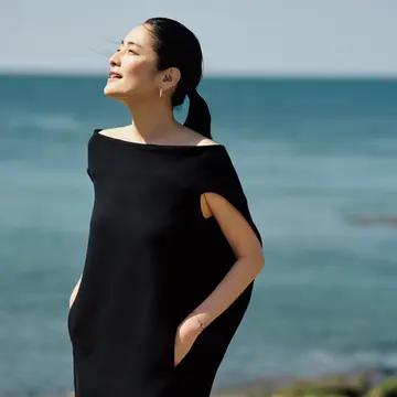 首もとの美フォルムが、あいまいな輪郭をクリアに
