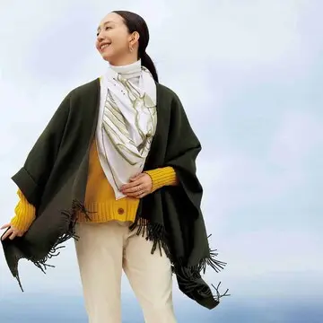 シルクスカーフ「カレ90」をネックレスがわりにまとう【冬の主役になるエルメスのスカーフ】