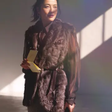 贅沢なマテリアルを重ねて冬のブラウンコーデの映え度を高める。気温8℃｜1/4(日)【50代の毎日コーデ】