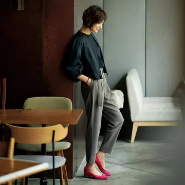 富岡佳子さんが着る「E by éclat」のとろみ腰高テーパードパンツ