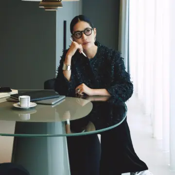 ツイードジャケット×パンツのオール黒コーデは、足元スニーカーで軽やかに仕上げる。最高気温16℃｜11/27(木)【50代の毎日コーデ】