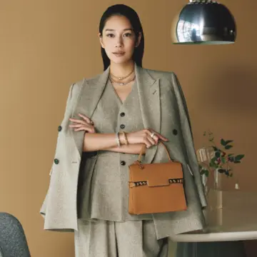 柔らかさと端正な印象を兼ね備えたベージュのスリーピースでビジネスシーンの装いを更新。気温20℃｜11/17(月)【50代の毎日コーデ】