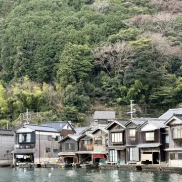 海に浮かぶような舟屋。趣のある町・京都の日本海側 伊根町。