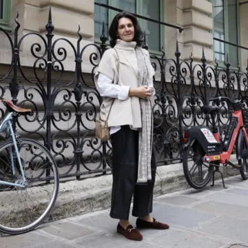 冬のマンネリコーデを脱却するには？ 40代・50代におすすめのストールスタイル【パリ・ミラノのおしゃれマダムSNAP 2025-2026冬】