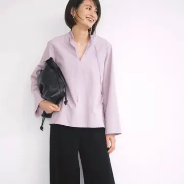 優美なライラックカラーのシャツを黒パンツでキレよく着こなす。最高気温21℃｜10/15(水)【50代の毎日コーデ】