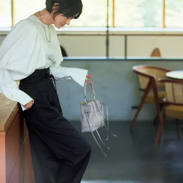【富岡佳子さんのマイスタイル】女っぽいアイテムを黒のマニッシュパンツでおしゃれに引き締めて