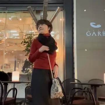 秋寒は無印良品の赤のトップスで温もりをチャージして、夜の丸の内へ