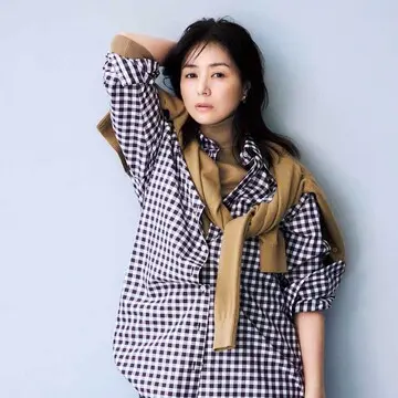 50代がこの冬手に入れるべき「薄手のカシミヤニット」【井川遥がまとう“極上のカシミヤ”】