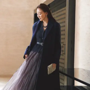 端正なチェスターコートと優美なフレアースカートが作る美シルエットで冬のイベントシーンにふさわしい装いへ。気温14℃｜12/24(水)【50代の毎日コーデ】