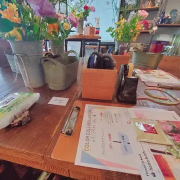 机のうえのテキストとお花たち
