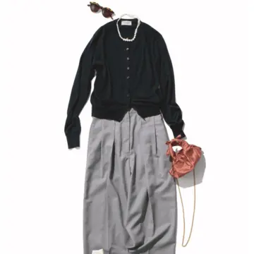 黒カーデ×グレータックパンツのシンプルコーデはツヤ小物で華やかに。気温11℃｜1/3(土)【50代の毎日コーデ】