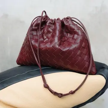 【eclat’s pick up】ボッテガ・ヴェネタの新色ダストバッグが50代の装いのこなれ感をアップする！