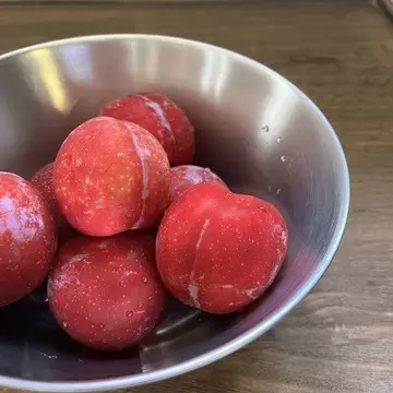 鮮やかな赤、プラムを煮る