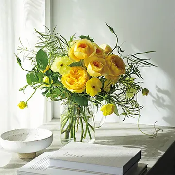 日常がもっと楽しくなる！「黄色いバラ」が映える花器とあしらい方
