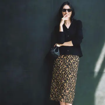 レオパード柄スカートは黒アイテムで引き締めてかっこよさとリッチなムードを高める。最高気温18℃｜11/16(日)【50代の毎日コーデ】