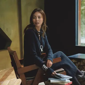 リラクシーなニットドレスはジュエリーの重ねづけで洒落たメリハリを演出。気温9℃｜1/18(日)【50代の毎日コーデ】