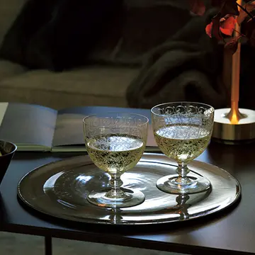 「バカラ」のグラスで飲む上質な白ワイン【秋の「自宅バー」計画】