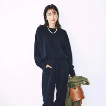 ぬくぬくした気分を味わえるニットのセットアップは、辛口小物でスタイリッシュに着こなす。最高気温10℃｜1/8(木)【50代の毎日コーデ】