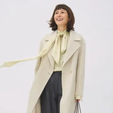 オフ白のコートをはおり、寒さが厳しくなる年の瀬も軽やかに過ごす！気温11℃｜12/28(日)【50代の毎日コーデ】