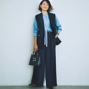 レッグラインをまっすぐ見せる美脚パンツは同色ジレと合わせて立ち姿をかっこよく！最高気温18℃｜11/4(火)【50代の毎日コーデ】