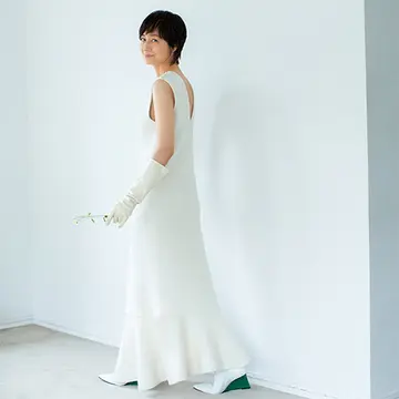 白でドラマティックな着こなしを楽しむ！フェルトウールのドレスで新しい自分に【富岡佳子「白を着る」】