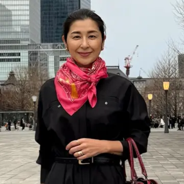 【おしゃれな40代・50代のスカーフコーデ】オンにもオフにも！「エルメス」のスカーフで完成するエクラ 華組の冬コーデ