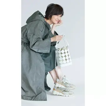 富岡佳子さんがまとう春の名小物「PIERRE HARDY」のバケットバッグ&スニーカー